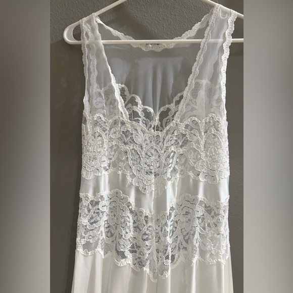 Vintage Vanity Fair Lace & satin nightgown. - Picture 6 of 6